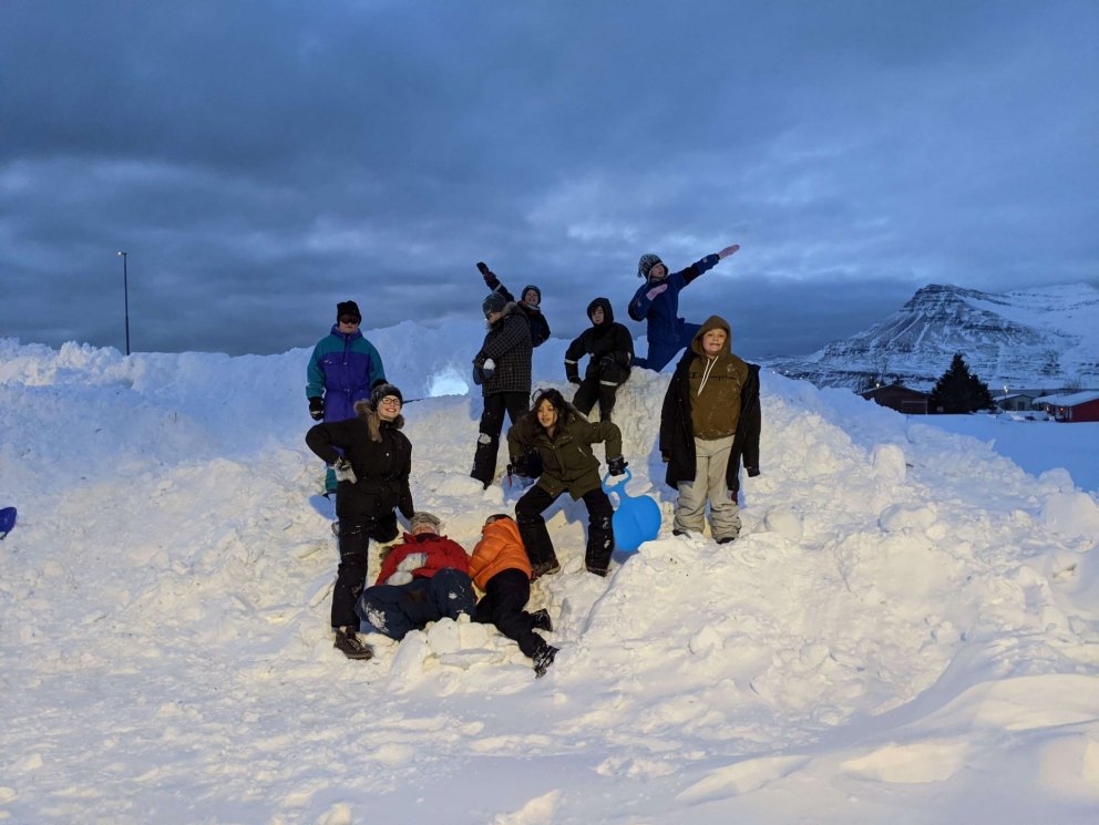 Snjóhúsasmíði hjá miðstigi á fallegum miðvikudagsmorgni