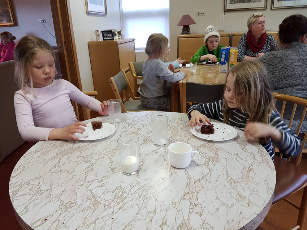 Tvær úr skólanum...