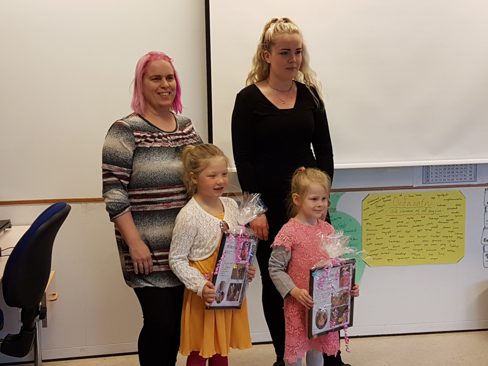 Svandís og Auður með skvísunum.
