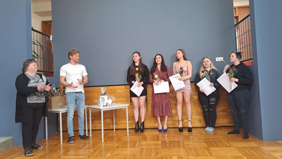 Anna Margrét Birgisdóttir umsjónarkennari, Steinþór Snær Þrastarson skólastjóri og útskriftarnemendu…