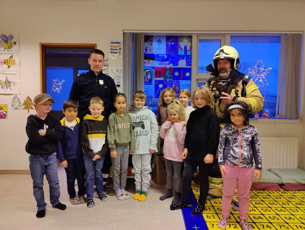 Slökkviliðsmenn (stærstir á myndinni) í heimsókn.