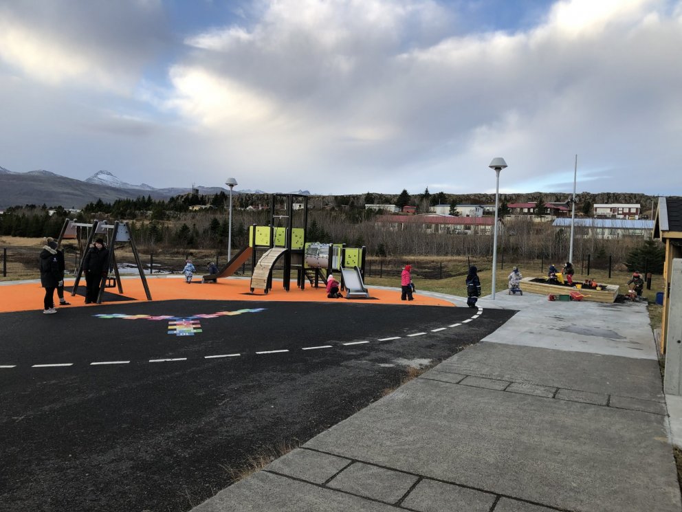 Allir úti að leika.