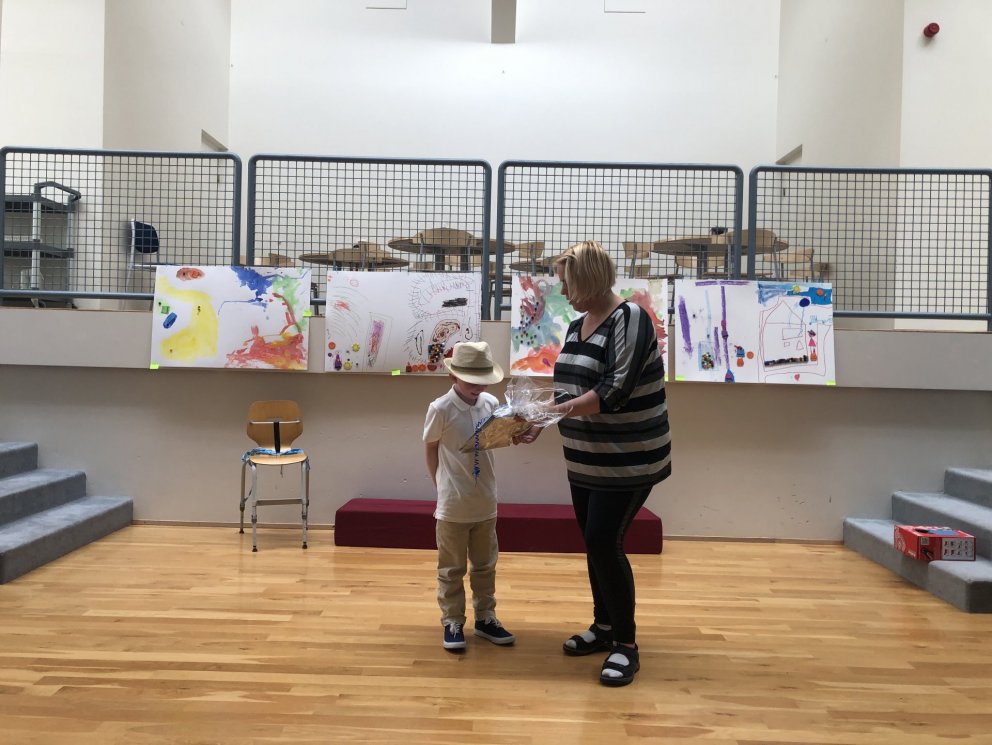 Aðalsteinn tekur við gjöf frá Svandísi.