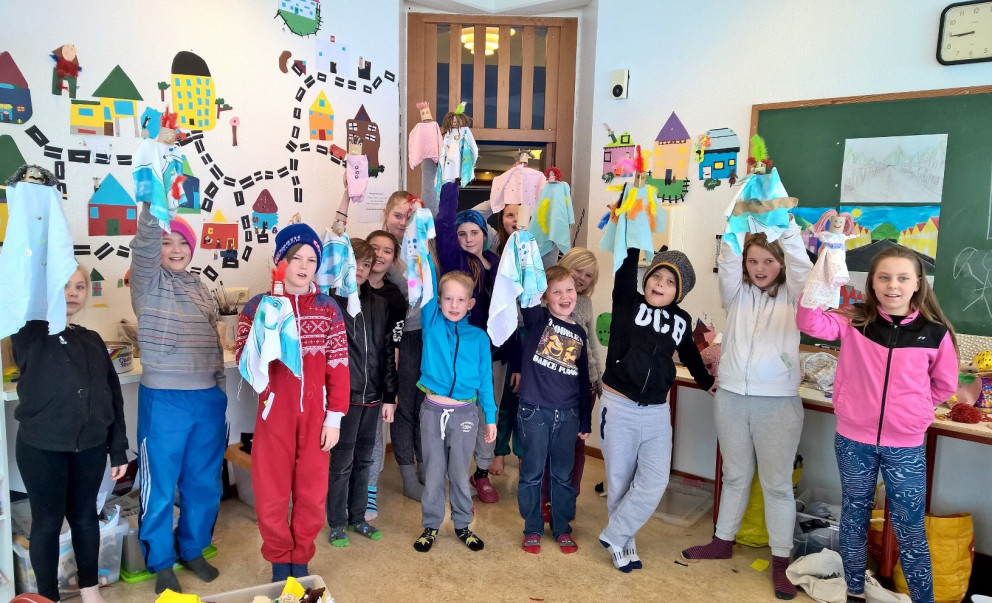 Yngri nemendur með verk sín.