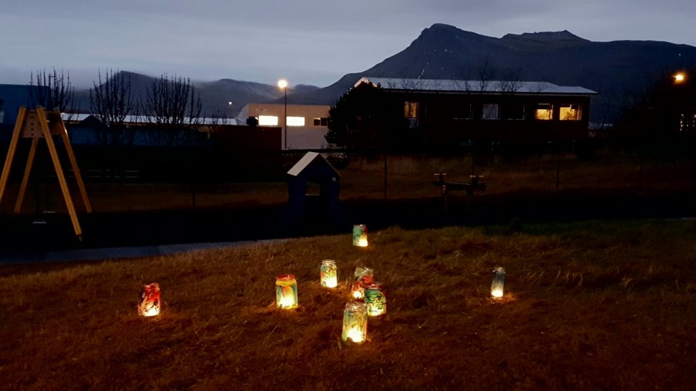 Kertin lýsa upp skammdegið.