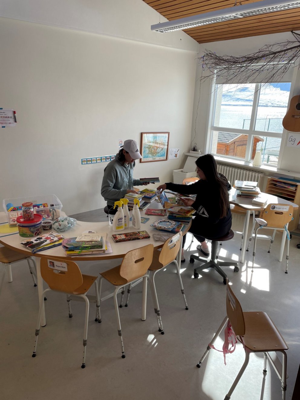 Engin börn eftir hádegi í dag á Stf. og notuðu Viktor og Sandra tímann til að endurflokka bækur.