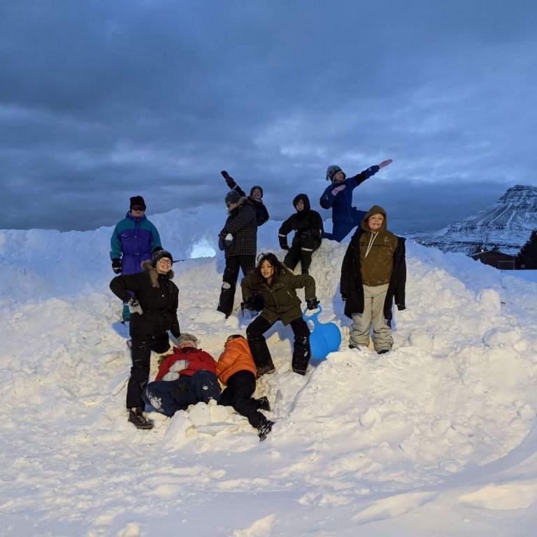 Snjóhúsasmíði hjá miðstigi á fallegum miðvikudagsmorgni