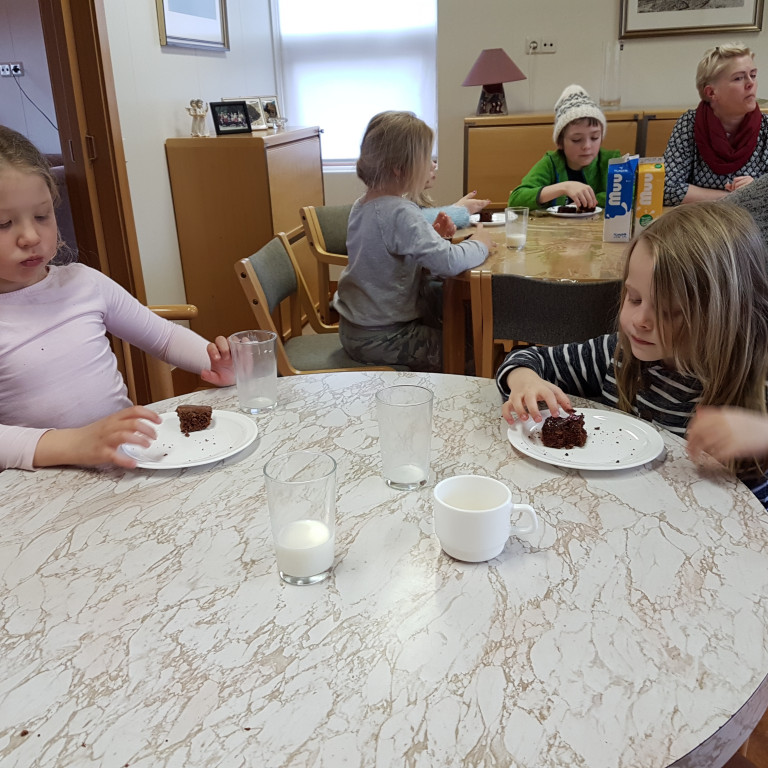 Tvær úr skólanum...