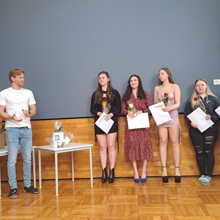 Anna Margrét Birgisdóttir umsjónarkennari, Steinþór Snær Þrastarson skólastjóri og útskriftarnemendu…