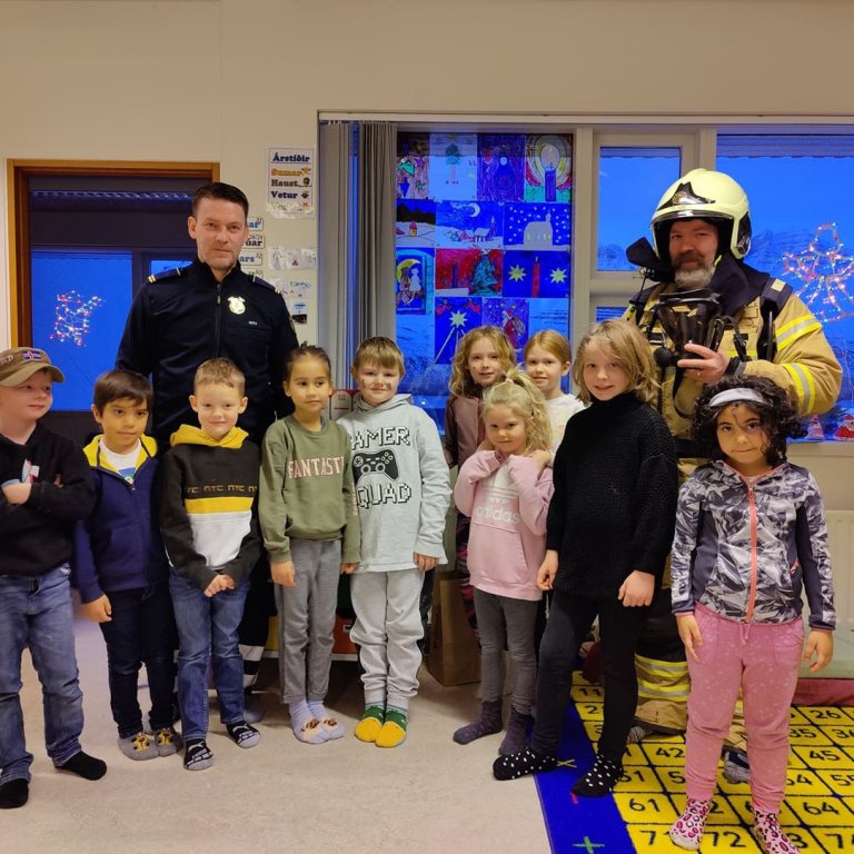 Slökkviliðsmenn (stærstir á myndinni) í heimsókn.