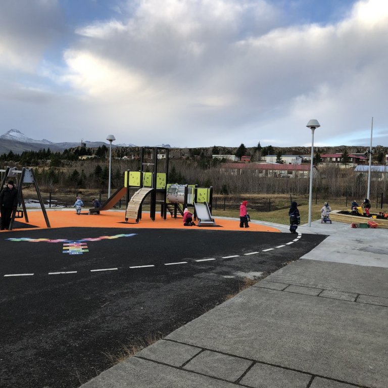 Allir úti að leika.