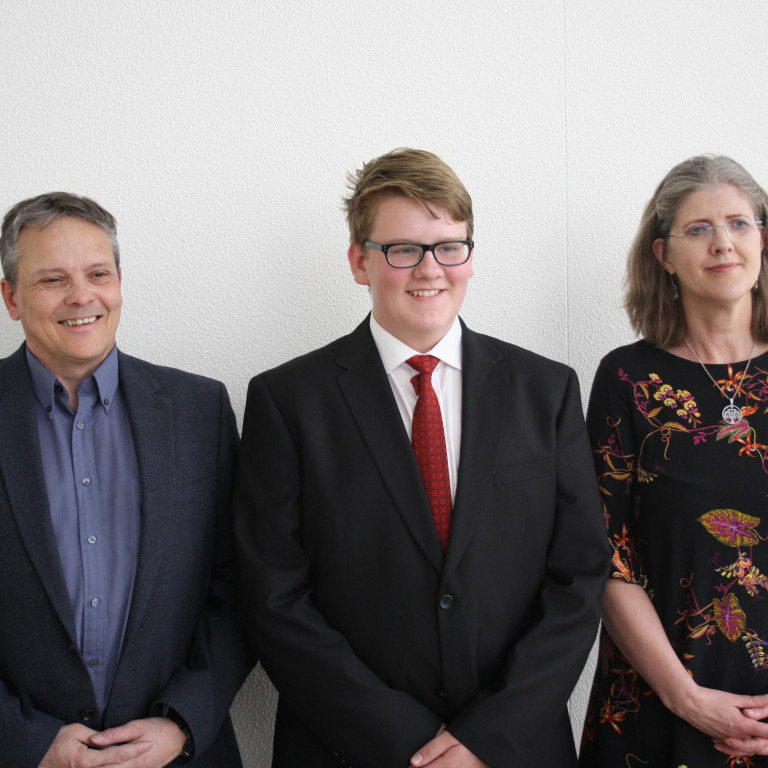 Jónas skólastjóri, Máni útskriftarnemandi og Sólrún umsjónarkennari.