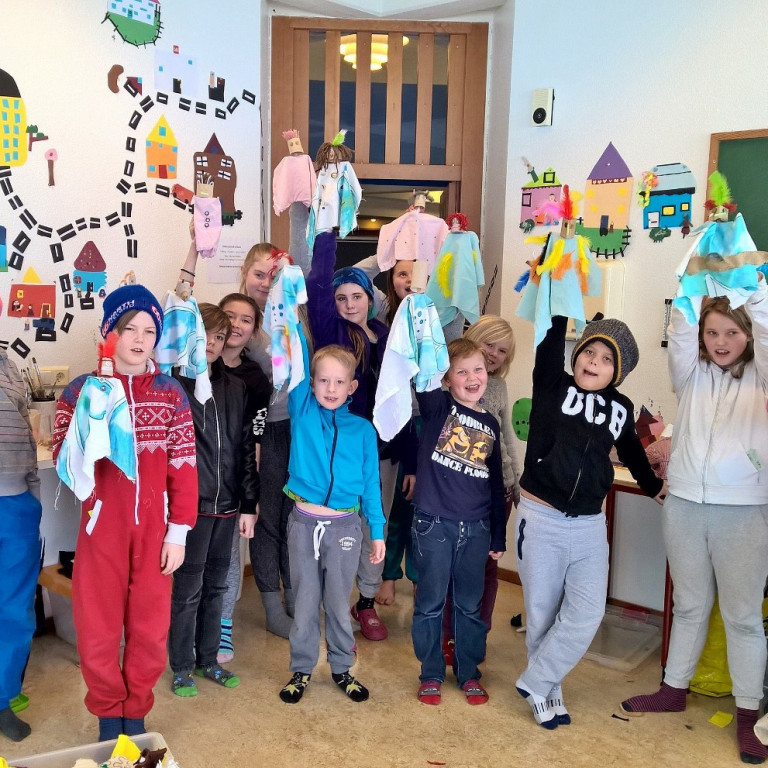 Yngri nemendur með verk sín.