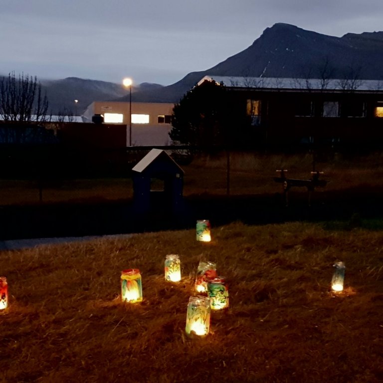 Kertin lýsa upp skammdegið.