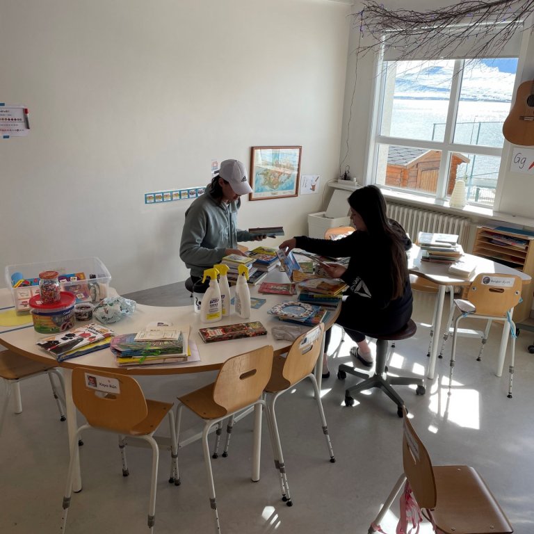 Engin börn eftir hádegi í dag á Stf. og notuðu Viktor og Sandra tímann til að endurflokka bækur.